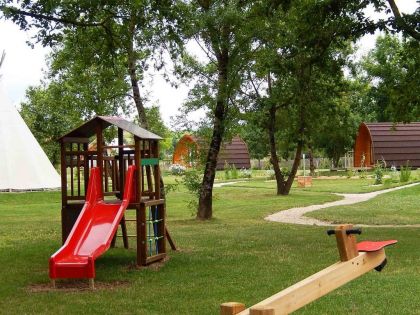 L'aire de jeux pour enfants et les cabanes de L'Escale des Châteaux de la Loire