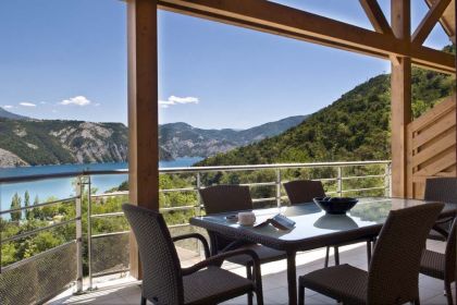 Un séjour reposant face aux montagnes et au lac de Serre-Ponçon