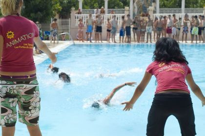 Jeux au bord de la piscine