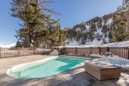 La piscine extérieure du bâtiment Jardin des Cascades, dans la Résidence Le Village