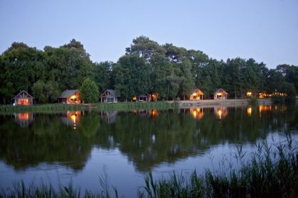 Le lac Rillé de 30 hectares, pour un séjour nature en famille