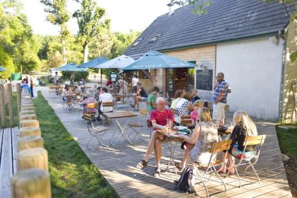 La terrasse du café restaurant d'Huttopia Rambouillet, dans les Yvelines