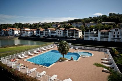 La piscine de la résidence, le solarium et la vue sur la rivière de l'Untxin