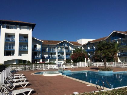 La piscine et le solarium pour profiter du soleil basque