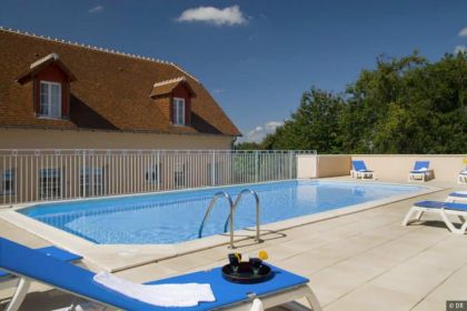 Piscine extérieure et solarium