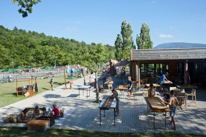 Le centre commun, lieu de vie de l'Huttopia Dieulefit