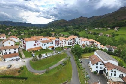 Un village vacances à taille humaine, avec piscine à deux pas