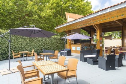 Snack Bar et terrasse avec vue sur la piscine