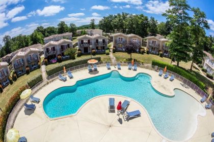 La superbe piscine extérieure de La Résidence Le Domaine du Golf d'Albret