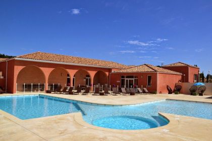 La piscine extérieure de la Résidence Le Domaine de Bacchus à Saint Christol